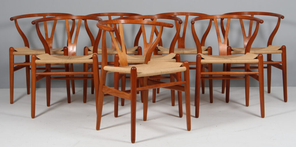 Hans J. Wegner sæt på otte Y stole af kirsebær. Model CH24