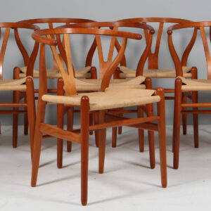 Hans J. Wegner sæt på otte Y stole af kirsebær. Model CH24