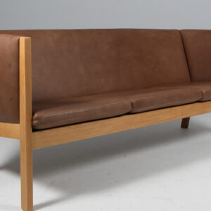 Hans J. Wegner tre personers sofa af eg og anilin læder. Model GE285/3