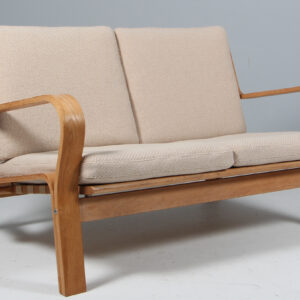 Hans J. Wegner to personers sofa af eg og Coda2 fra Kvadrat. Model Ge671/2