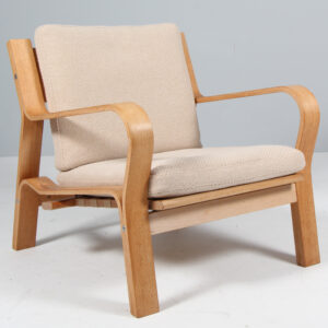 Hans J. Wegner lænestol af eg og Coda2 fra Kvadrat. Model Ge671