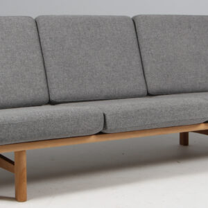 Hans J. Wegner. Tre-pers. sofa af eg, model GE-236/3