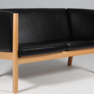 Hans J. Wegner to personers sofa af bøg og læder. Model GE285/2
