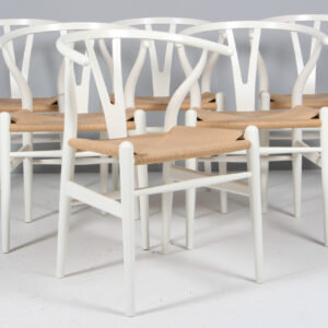 Hans J. Wegner sæt på seks Y stole af hvidlakeret bøg. Model CH24