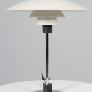 Poul Henningsen bordlampe af hvid aluminium. Model 4/3