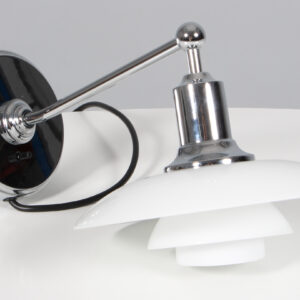 Poul Henningsen væglampe af opalglas og krom. Model 2/1