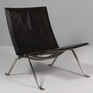 Poul Kjærholm lænestol, Original betrukket med sort elegance anilin læder, model PK22