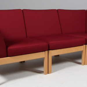 Hans J. Wegner modulsofa af bøg og rødt uld, model GE280
