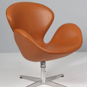 Arne Jacobsen. Svanen. Lænestol, model 3320. Vippefunktion