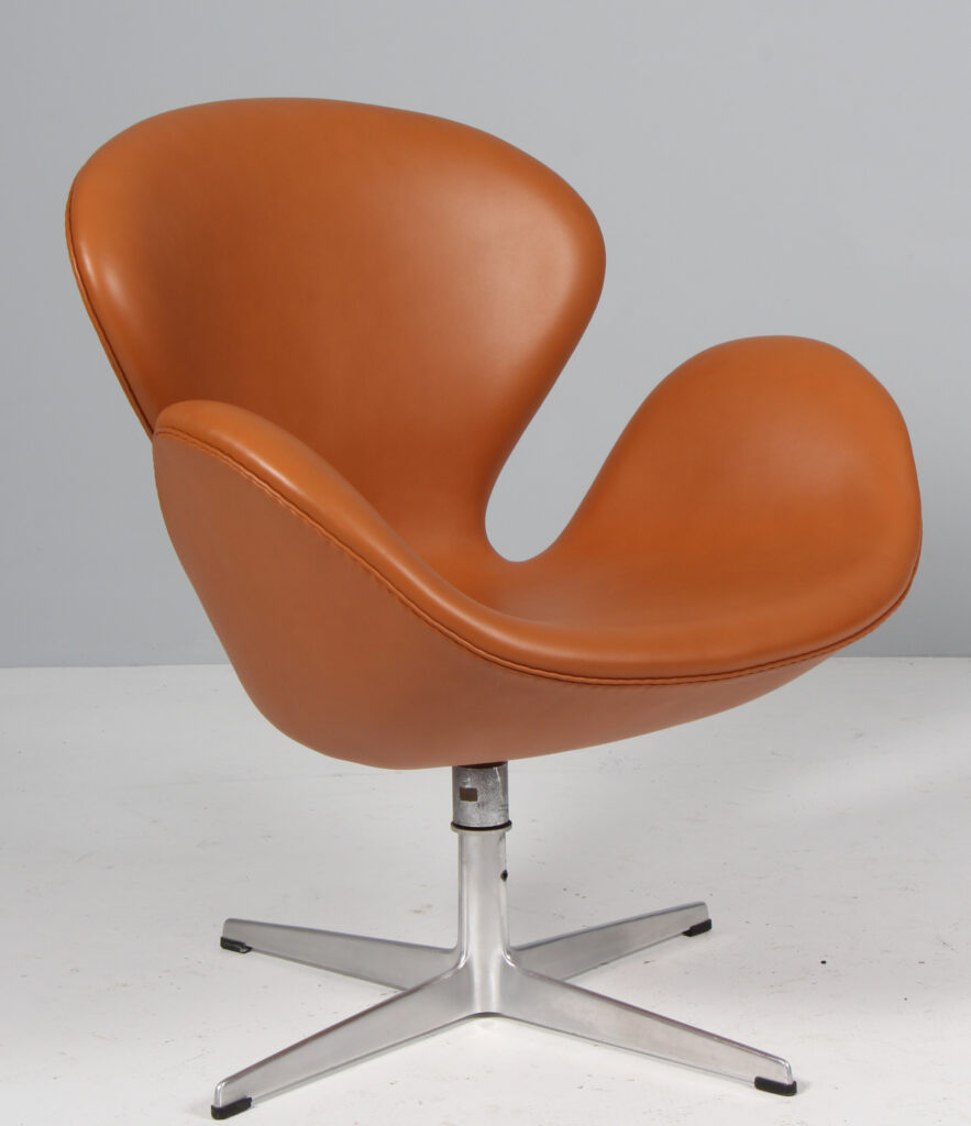 Arne Jacobsen. Svanen. Lænestol, model 3320. Vippefunktion