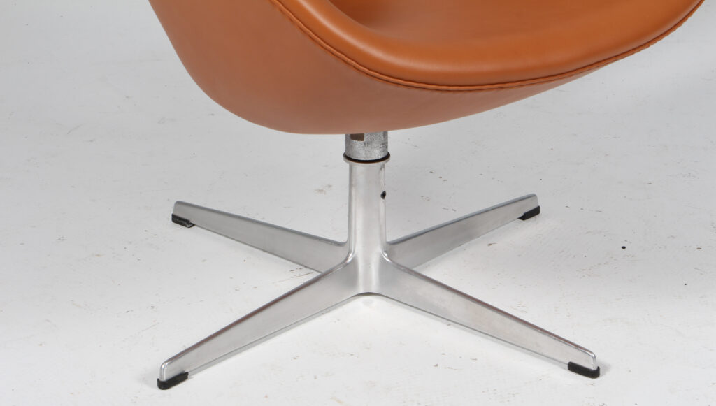 Arne Jacobsen. Svanen. Lænestol, model 3320. Vippefunktion - Billede 6