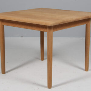 Hans J. Wegner kvadratisk sofabord, massiv sæbebehandlet eg.