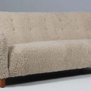 Kai Christensen for Peder Pedersen, tre personers sofa af lammeskind