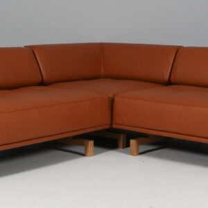 Hannes Wettstein hjørnesofa, model Delphi. Nybetrukket, walnut elegance