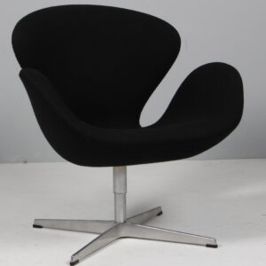 Arne Jacobsen. Svanen. Lænestol, model 3320. Original betrukket Hallingdal. Red Label