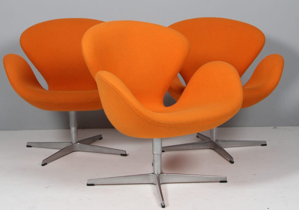 Arne Jacobsen. Svanen. Lænestol, model 3320. Original betrukket Hallingdal. Red Label