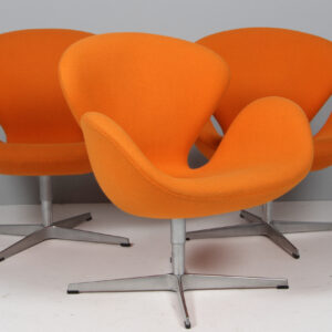 Arne Jacobsen. Svanen. Lænestol, model 3320. Original betrukket Hallingdal. Red Label