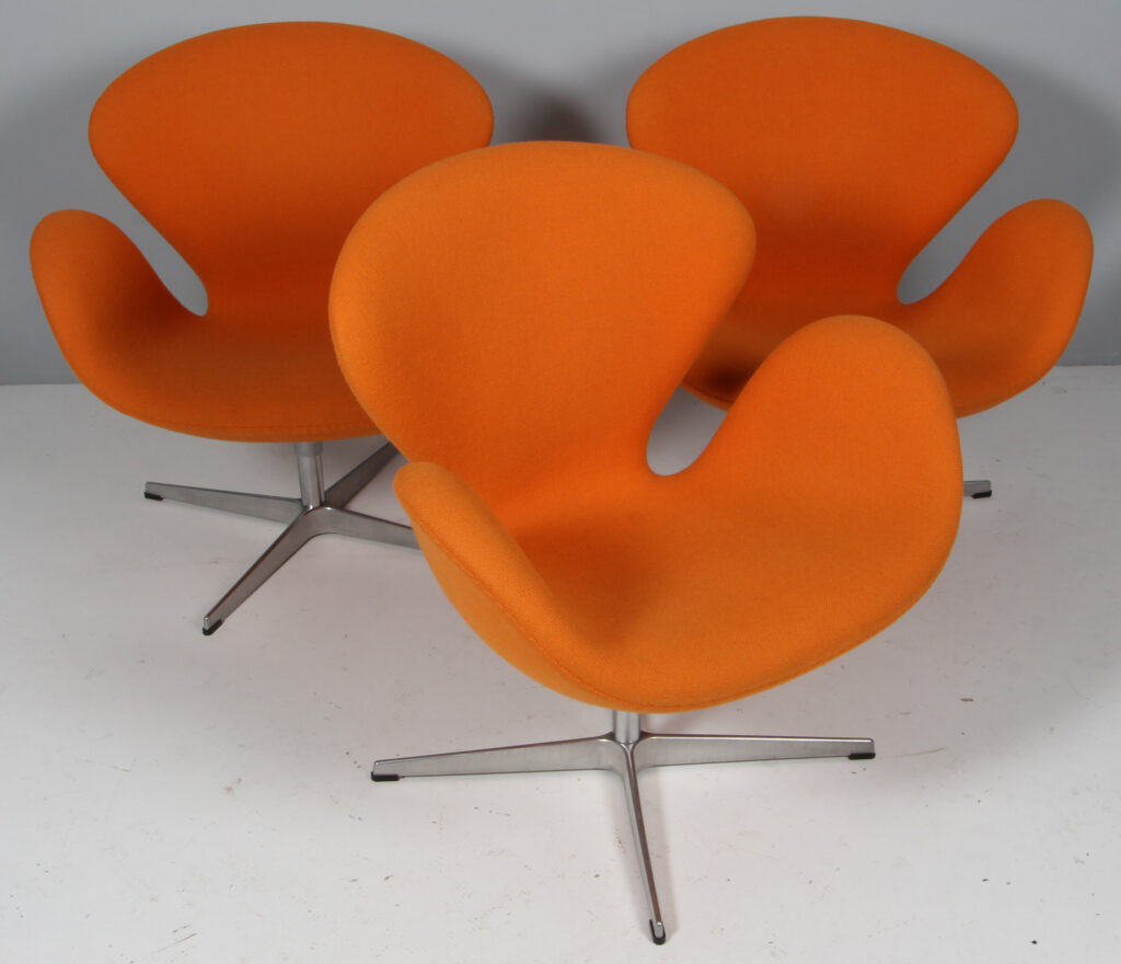 Arne Jacobsen. Svanen. Lænestol, model 3320. Original betrukket Hallingdal. Red Label - Billede 2