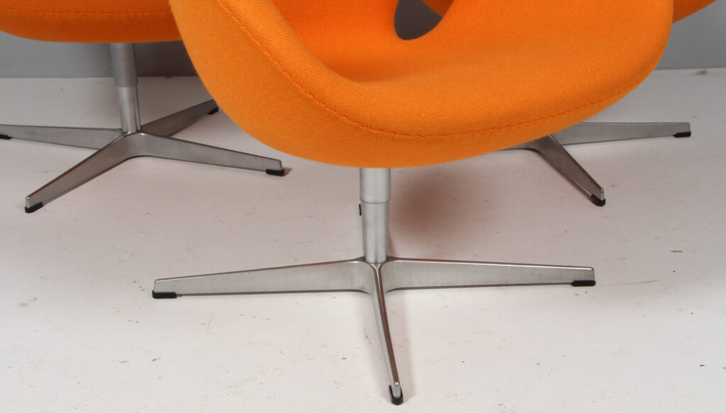 Arne Jacobsen. Svanen. Lænestol, model 3320. Original betrukket Hallingdal. Red Label - Billede 6