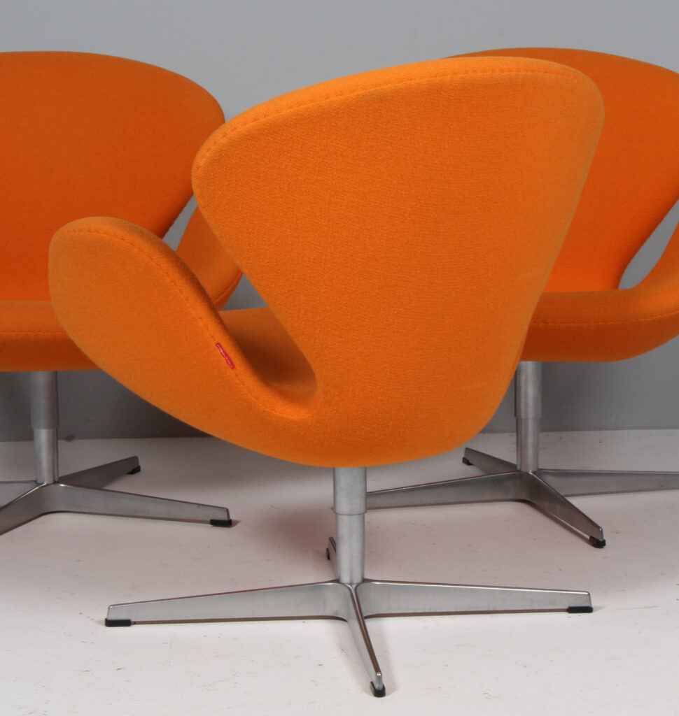 Arne Jacobsen. Svanen. Lænestol, model 3320. Original betrukket Hallingdal. Red Label - Billede 5
