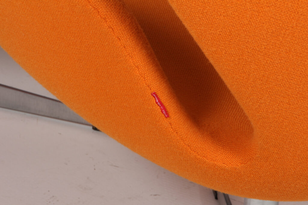 Arne Jacobsen. Svanen. Lænestol, model 3320. Original betrukket Hallingdal. Red Label - Billede 4