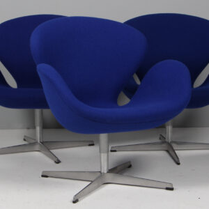 Arne Jacobsen. Svanen. Lænestol, model 3320. Original betrukket Hallingdal. Red Label