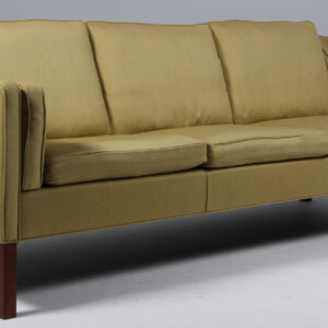 Børge Mogensen. Fritstående trepers. sofa, model 2213. Original betrukket, 2013