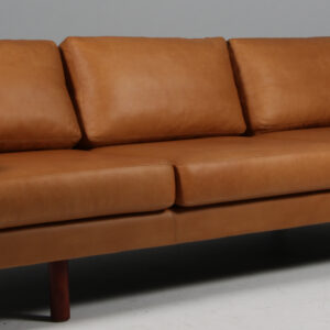 Erik Jørgensen tre personers sofa, model EJ220. Nybetrukket anilin læder