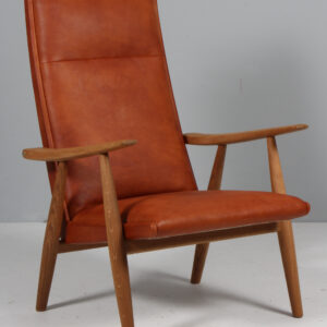 Hans J. Wegner højrygget lænestol af eg og anilin læder. Model GE260