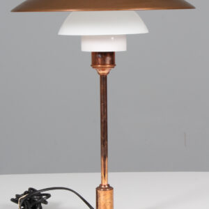 Poul Henningsen for Louis Poulsen. PH 3½-2½, bordlampe af kobber, jubilæumsudgave