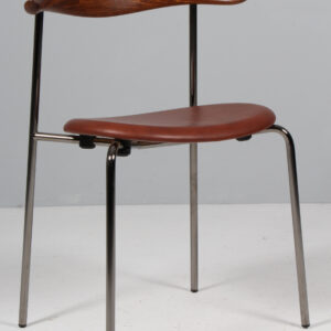 Hans J. Wegner armstol af røget eg og læder. Model CH88