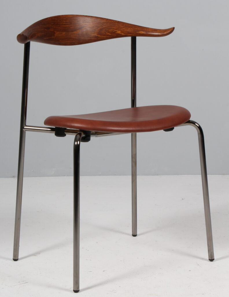 Hans J. Wegner armstol af røget eg og læder. Model CH88