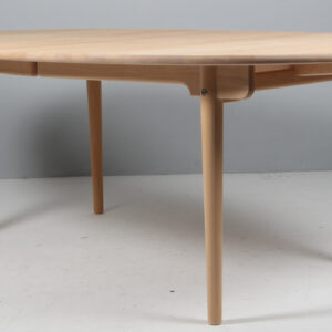 Hans J. Wegner spisebord af massiv sæbebehandlet bøg. M/ 1 plade. Model CH338
